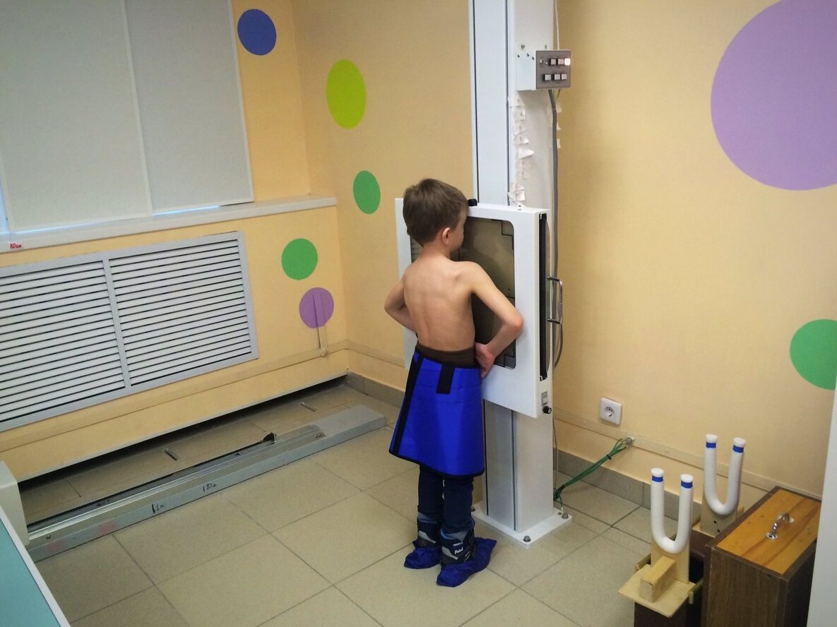 Делают рентген грудной клетки ребенку